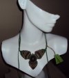 Collar verde, caf� y arena