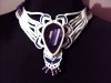 Gargantilla blanca con �gata violeta